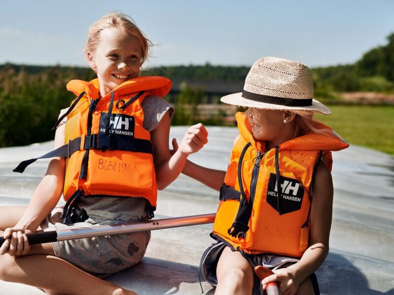 Børn med redningsveste klar til kanotur